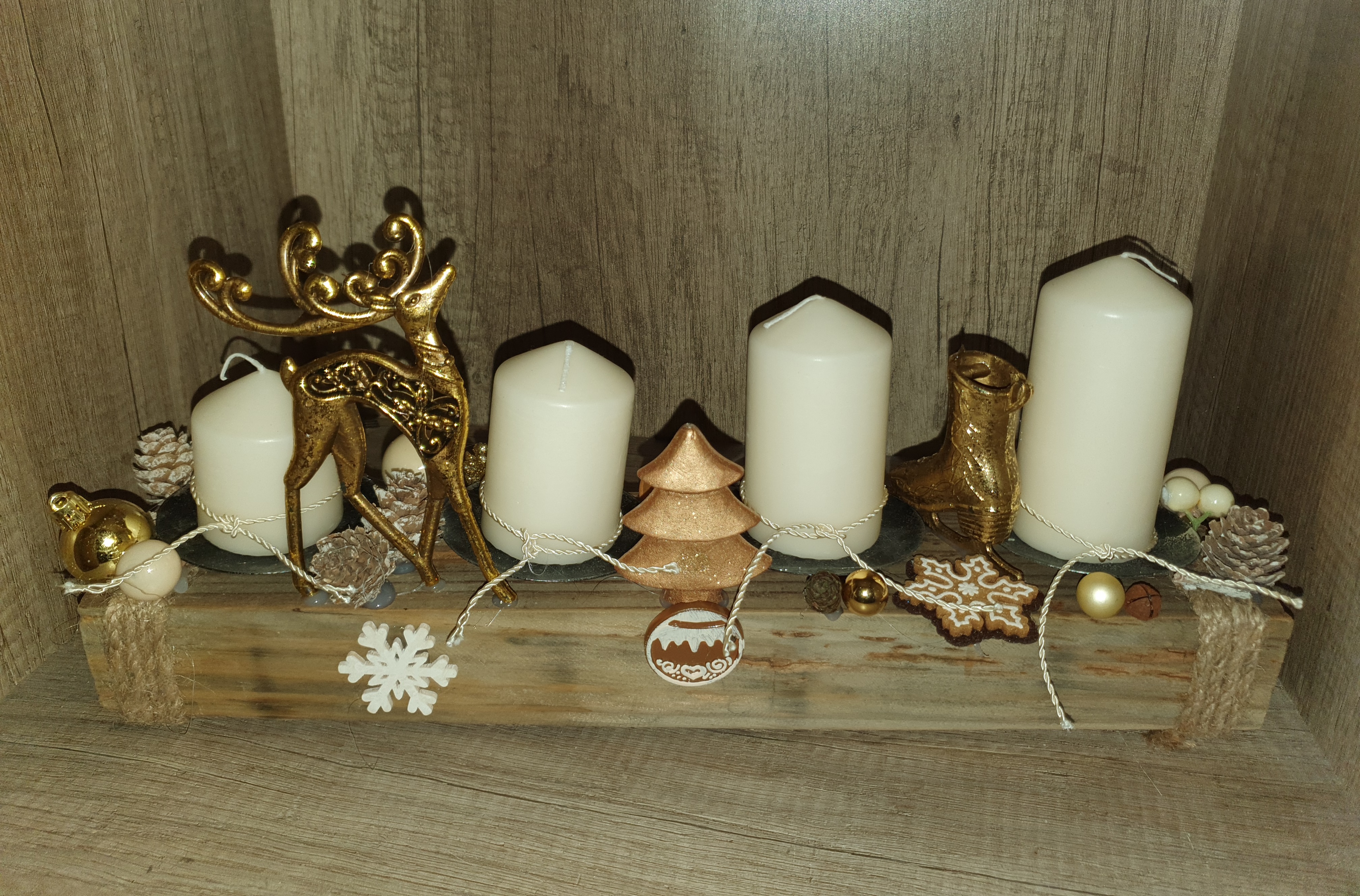 Adventní svícen se zlatými prvky 