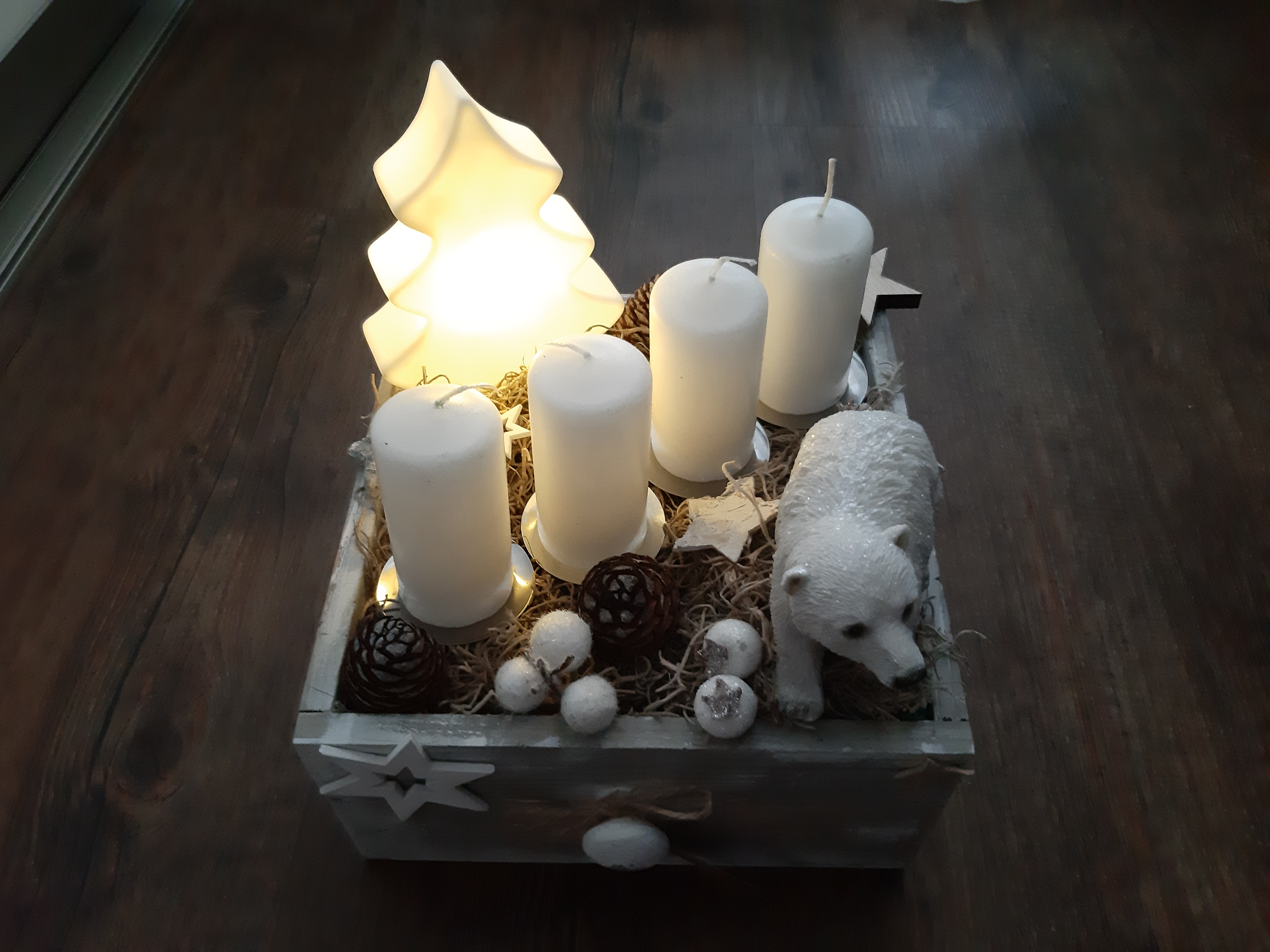 Krásný šuplíček s adventními svíčkami a medvědem