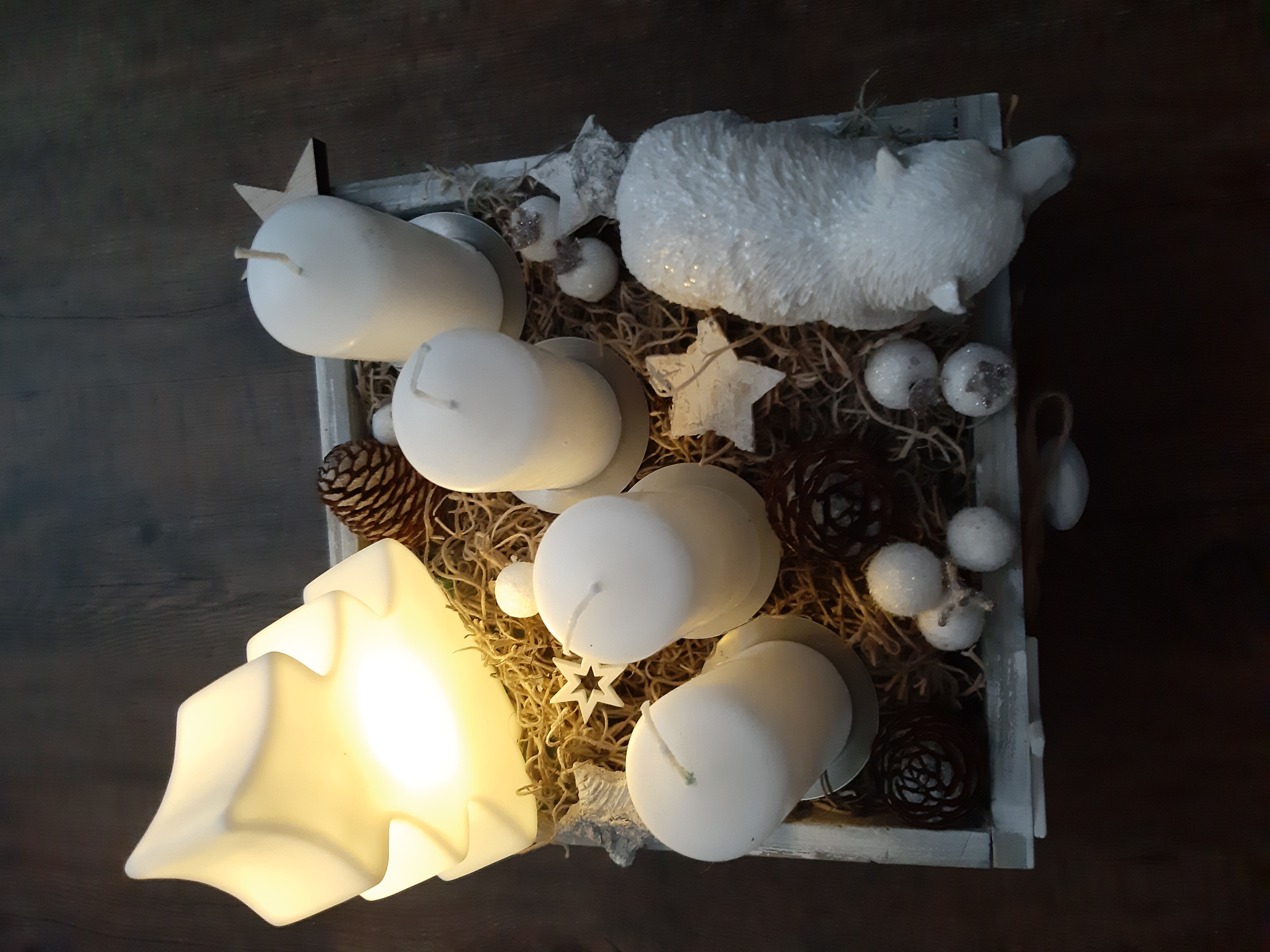 Krásný šuplíček s adventními svíčkami a medvědem